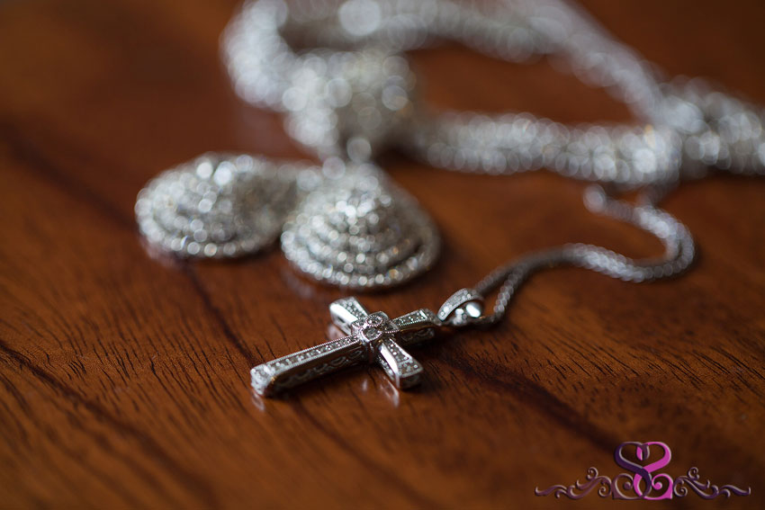 02-close-up-of-bridal-cross-necklace-and-earrings-kansas-city-wedding-photographer