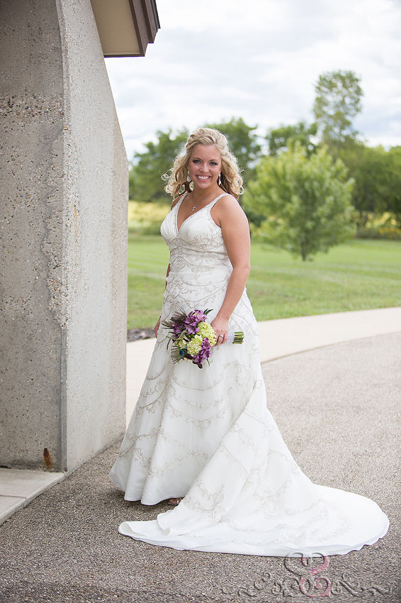 09-bridal-portrait-in-front-of-grass-field-with-bouquet-michigan-photographer