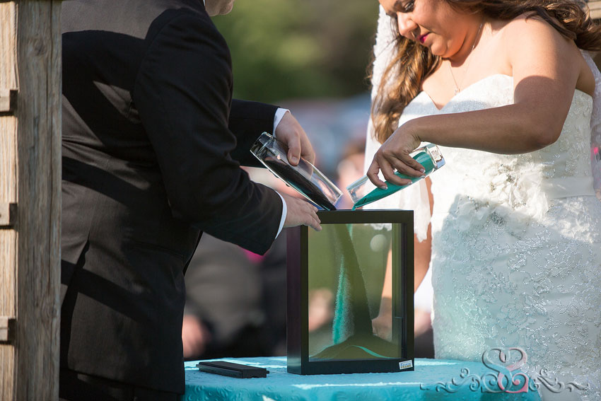 21-bride-and-groom-pour-black-and-teal-sand-lawrence-photographer