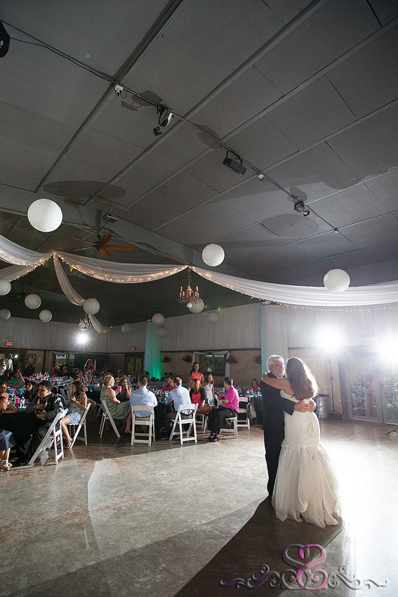 42-bride-dances-with-father-while-guests-watch-kansas-city-wedding-photographer
