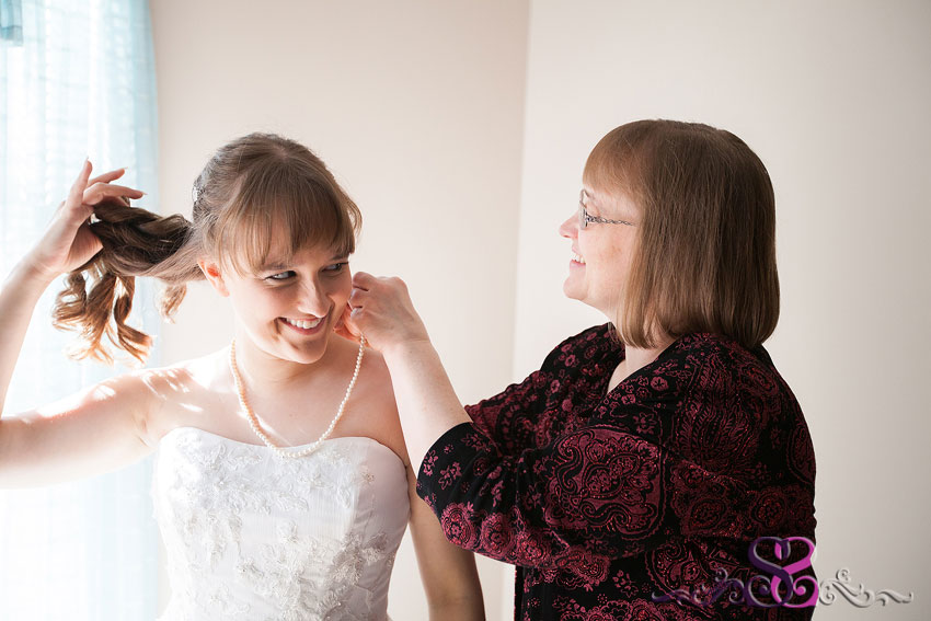 06-mother-puts-necklace-on-bride-grand-rapids-photographer