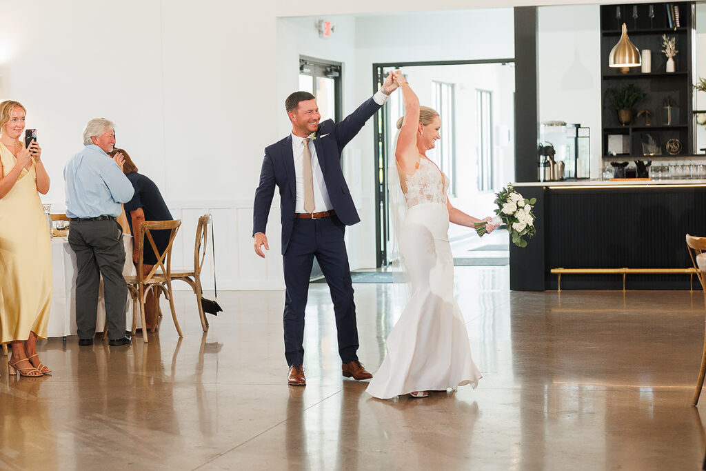 elegant Ivy House summer wedding